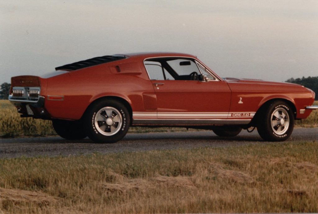 Pic of Shelby GT 350 with factory steel wheels and wheel covers